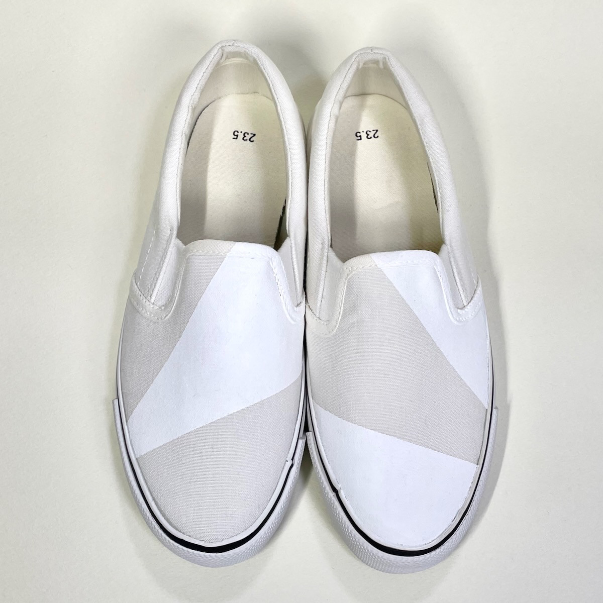 ジオメトリックに分割されたアシメスリッポン (オフホワイト x マットホワイト) 22.0cm〜29.0cm 撥水加工