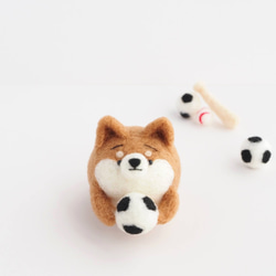 [訂做] - 父親節 - Mayu 柴犬與足球（紅柴犬、黑柴犬、白柴犬）羊毛氈 第1張的照片