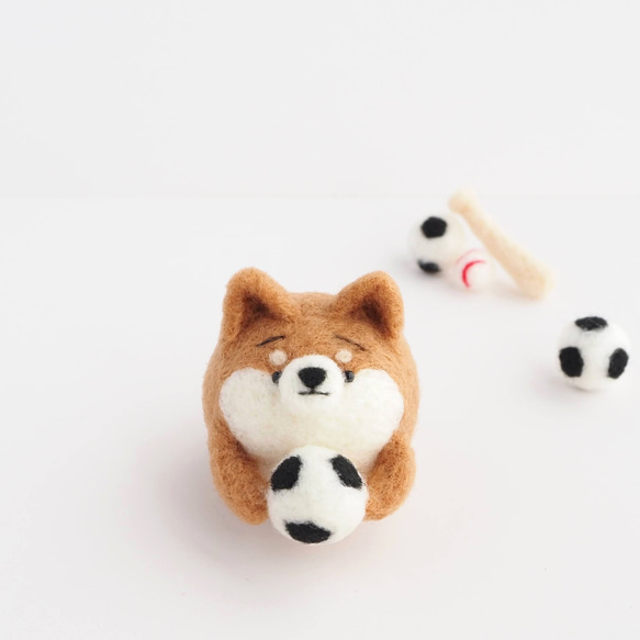 [訂做] - 父親節 - Mayu 柴犬與足球（紅柴犬、黑柴犬、白柴犬）羊毛氈 第1張的照片