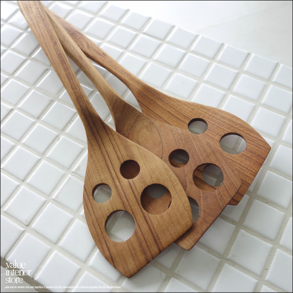 チーク無垢材フライ返しDOT へら ヘラ キッチンツール ナチュラル 木製 調理器具 手作り 銘木 本チーク 天然木 3枚目の画像