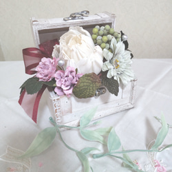 薔薇とパンジーのレトロなシャビーBOX♡アーティシャルフラワー　木製　大人可愛い　開店祝い　誕生日記念日　コンパクト　 4枚目の画像