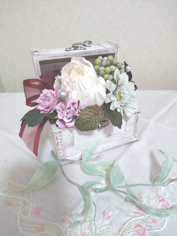 薔薇とパンジーのレトロなシャビーBOX♡アーティシャルフラワー　木製　大人可愛い　開店祝い　誕生日記念日　コンパクト　 4枚目の画像