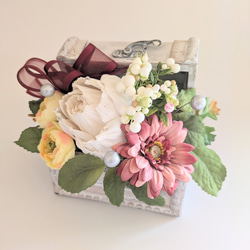 やや大きめ】ガーベラ・胡蝶蘭・ラナンキュラスのBOXフラワー