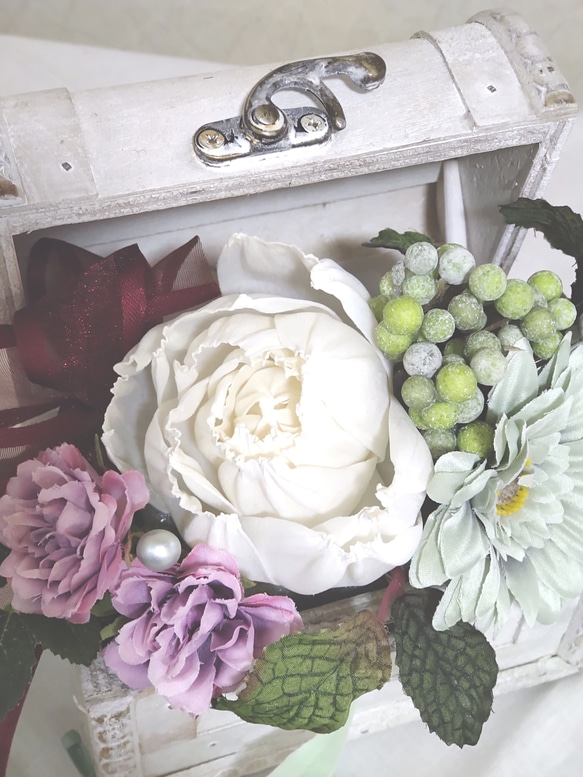 薔薇とパンジーのレトロなシャビーBOX♡アーティシャルフラワー　木製　大人可愛い　開店祝い　誕生日記念日　コンパクト　 3枚目の画像