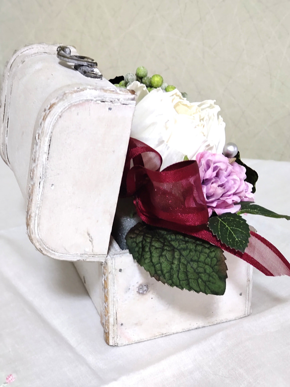 薔薇とパンジーのレトロなシャビーBOX♡アーティシャルフラワー　木製　大人可愛い　開店祝い　誕生日記念日　コンパクト　 9枚目の画像
