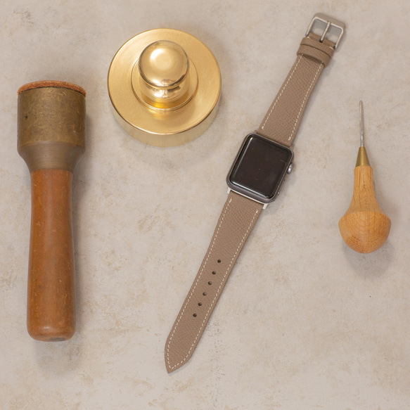 採用優質皮革製成 Apple Watch 皮帶 Etaupe Greige Vaux Epson Etoup 可改為雙層纏繞 第1張的照片