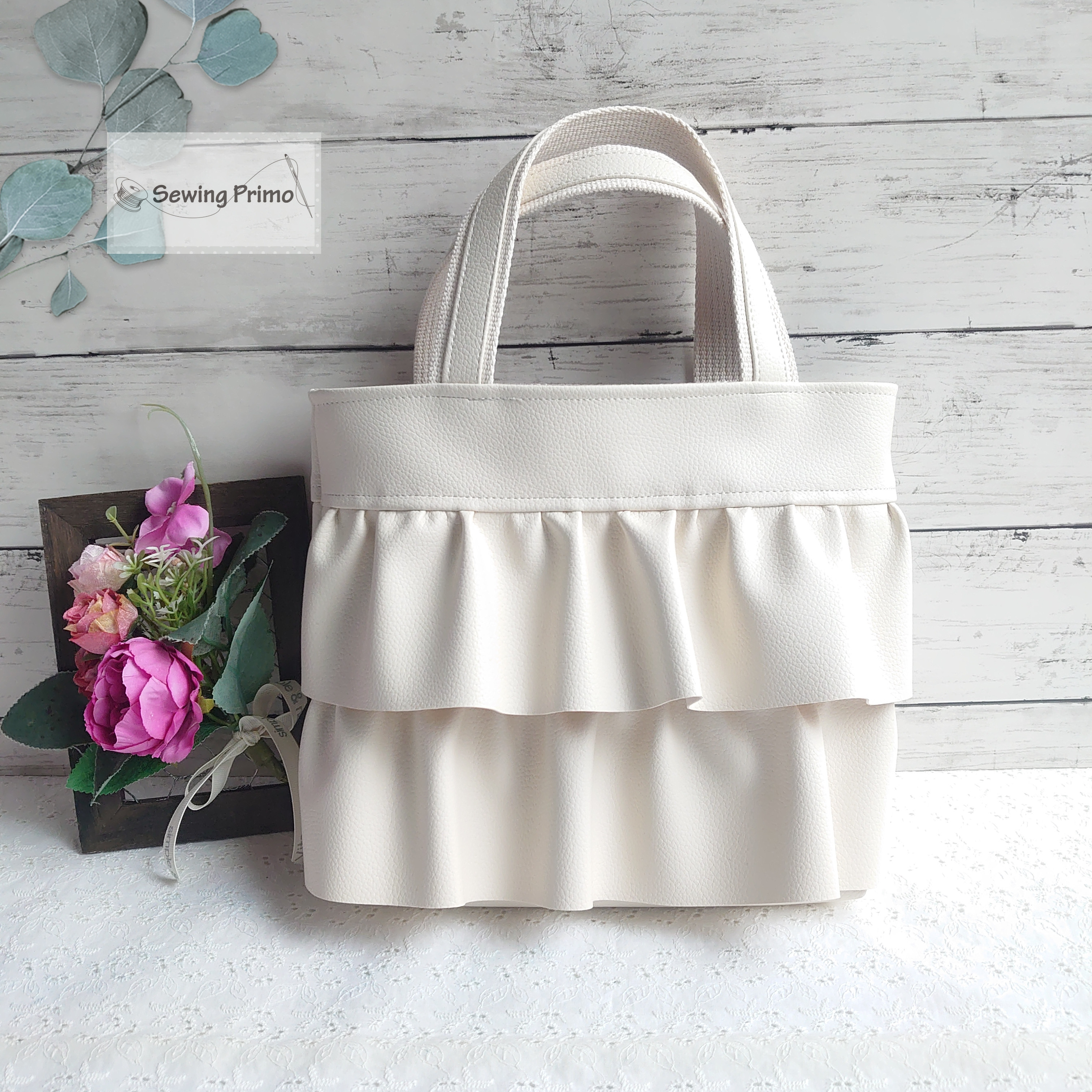 ハンドメイドꕤ︎︎控えめフリルのトートバッグ mermaid white チャーム付 ハンドメイドꕤ︎︎控えめフリルのトートバッグ mermaid white