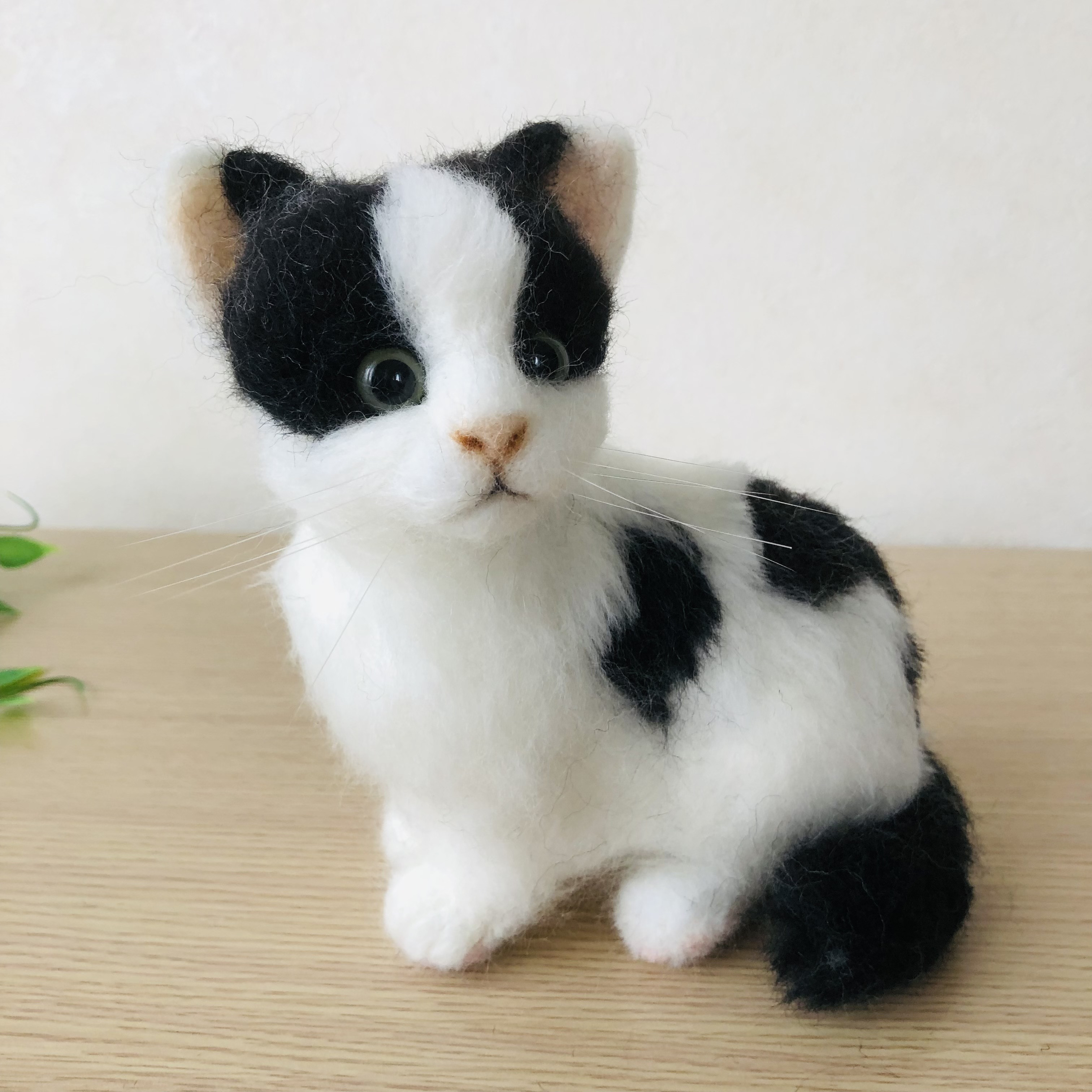 羊毛フェルト 猫 ハチワレ 羊毛フェルト にじいろ 羊毛フェルト
