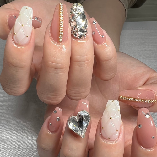 ネイルチップ ワンホン ハート キルティング ビジュー ビジュー/ハート/オーバルのネイルデザイン｜ネイルブック