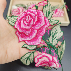 品番YZ1123 レッド 刺繍 花 薔薇 パーツ モチーフ 2枚 花 生地 3枚目の画像