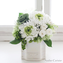 ホワイトリリーと菊のプリザーブドフラワーアレンジメント仏花 ホワイトリリーと菊のプリザーブドフラワーアレンジメント仏花