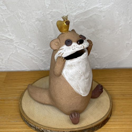 コツメカワウソの置物 あれまあシリーズ①】コツメカワウソ 金の小鳥がとまったよ！ 陶器