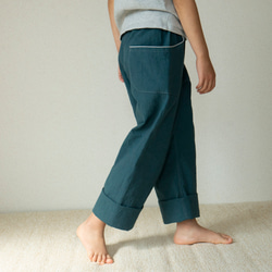 長く着れる子供服／青緑色のゆったりストレートパンツ（120cm〜140cmくらい）／コットン100% 1枚目の画像