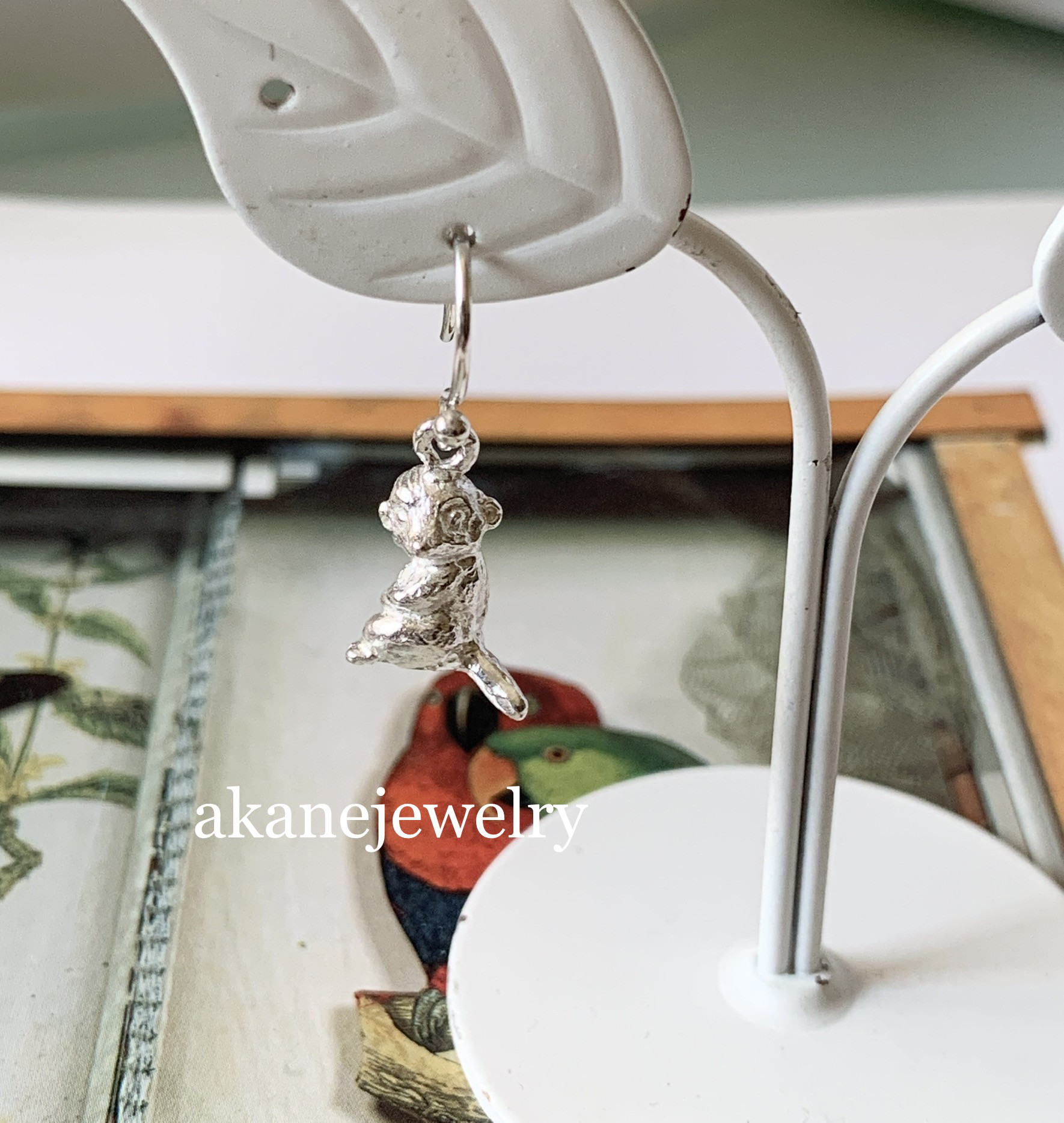 赤ちゃんミーアキャットの片耳ピアス