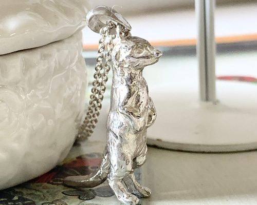 ミーアキャットさんがこちらを見ているイヤリング ハンドメイド