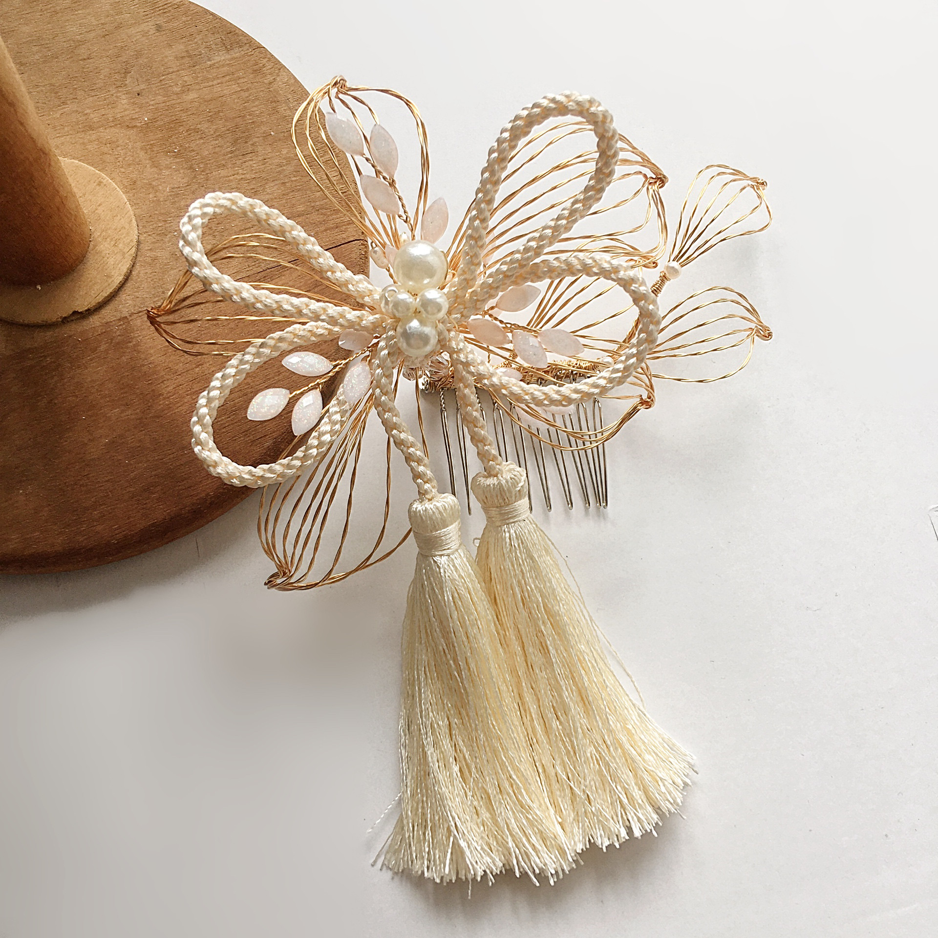 水引き　タッセル　髪飾り　成人式　卒業式　和装　小枝アクセサリー　ヘッドドレス　白　ホワイト