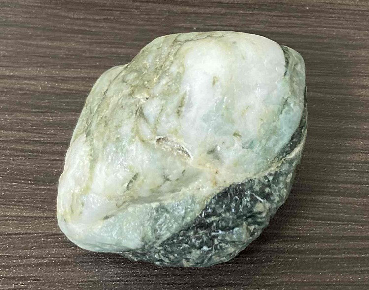 あわ貴石ギャラリーの美しい希少な天然翡翠（ジェダイト）原石！