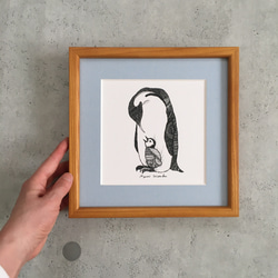 初夏を感じる『ペンギン親子』ブルーの額装ポスター(20㎝角) 1枚目の画像