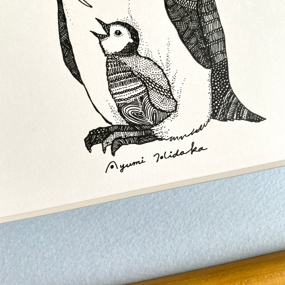 初夏を感じる『ペンギン親子』ブルーの額装ポスター(20㎝角) 3枚目の画像
