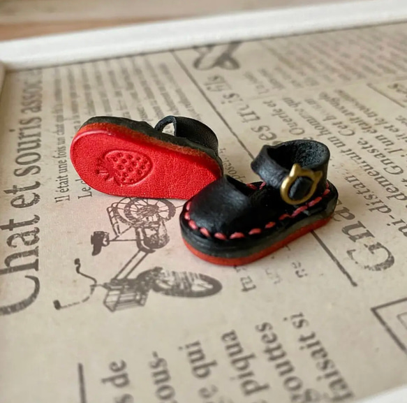 苺刻印　オビツ11&ミディブライス ミニチュア靴　ストラップサンダル　黒 1枚目の画像
