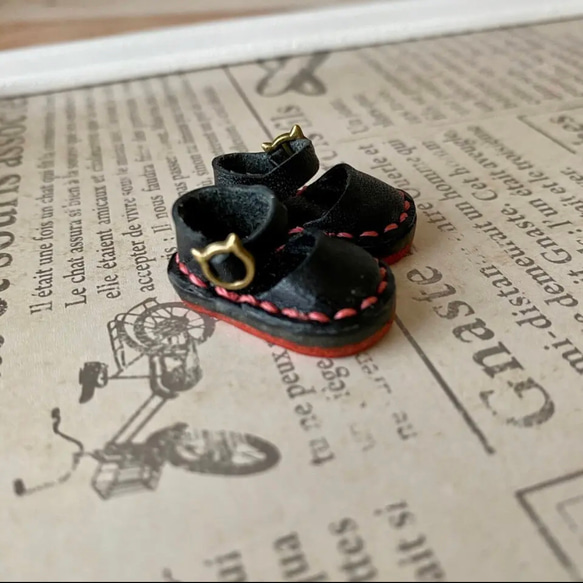 苺刻印　オビツ11&ミディブライス ミニチュア靴　ストラップサンダル　黒 2枚目の画像