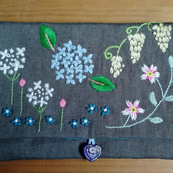 ☆一点物☆手刺繍リネンのポーチ（花畑） 4枚目の画像