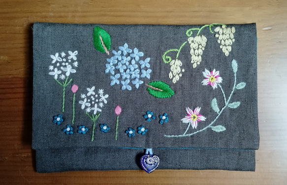 ☆一点物☆手刺繍リネンのポーチ（花畑） 4枚目の画像