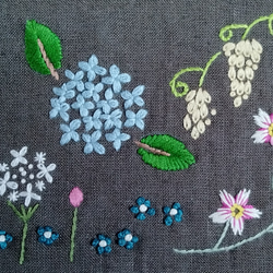 ☆一点物☆手刺繍リネンのポーチ（花畑） 3枚目の画像