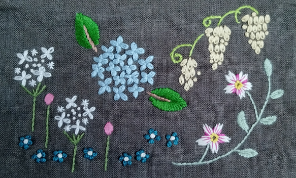 ☆一点物☆手刺繍リネンのポーチ（花畑） 3枚目の画像