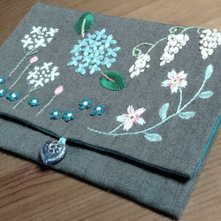 ☆一点物☆手刺繍リネンのポーチ（花畑） 2枚目の画像