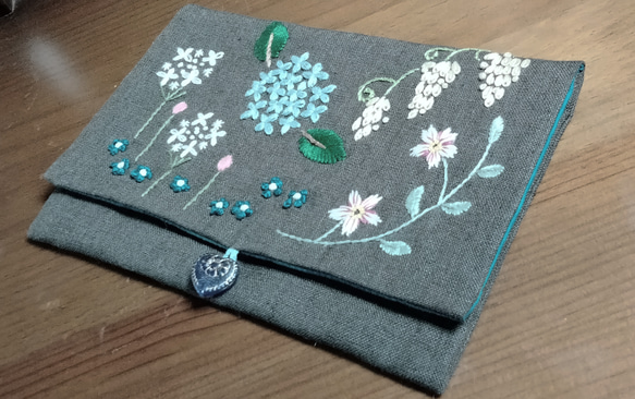 ☆一点物☆手刺繍リネンのポーチ（花畑） 2枚目の画像