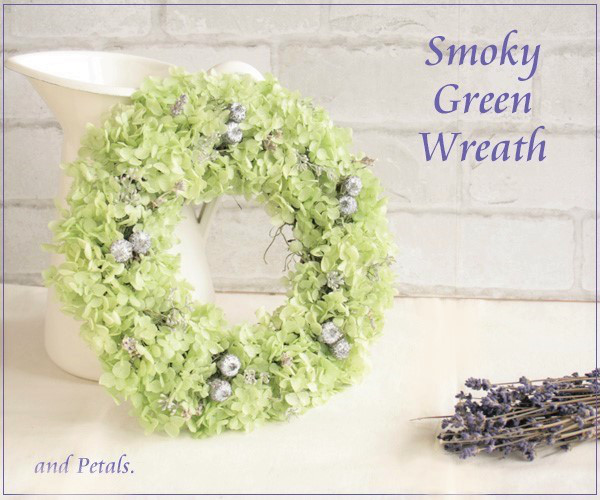 シルバーグレーの実をあしらった淡いグリーンのアナベルのリース　ペールグリーンのリース　送別ギフト2024　W013