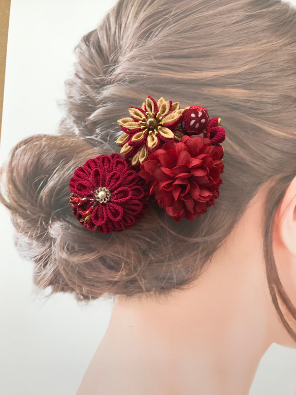 つまみ細工　透かしパーツ付きクリップ髪飾り　紅色系半くすの菊 4枚目の画像