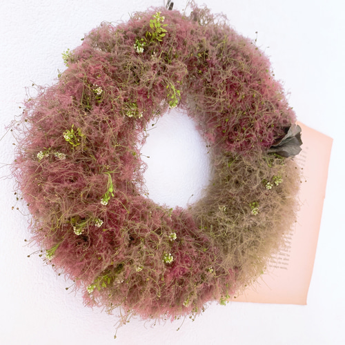 クリスマスローズとスモークツリーのリースドライフラワーリース