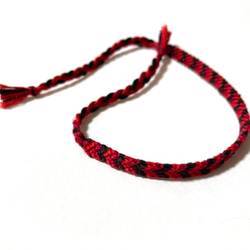 刺繍糸で編んだV字模様のミサンガ (レッド×ブラック) 1枚目の画像