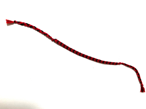 刺繍糸で編んだV字模様のミサンガ (レッド×ブラック) 5枚目の画像