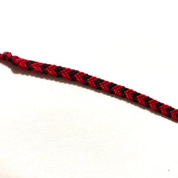 刺繍糸で編んだV字模様のミサンガ (レッド×ブラック) 6枚目の画像