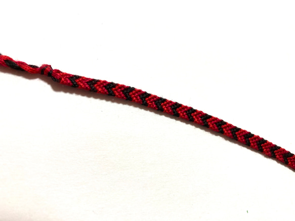刺繍糸で編んだV字模様のミサンガ (レッド×ブラック) 6枚目の画像