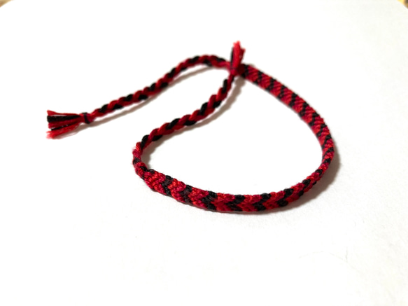 刺繍糸で編んだV字模様のミサンガ (レッド×ブラック) 3枚目の画像