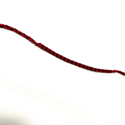 刺繍糸で編んだV字模様のミサンガ (レッド×ブラック) 4枚目の画像