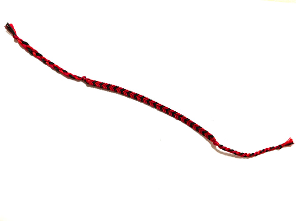刺繍糸で編んだV字模様のミサンガ (レッド×ブラック) 9枚目の画像