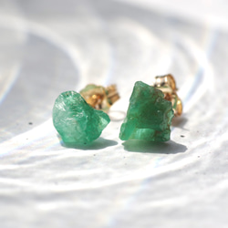 【073 Emerald Song Collection】 エメラルド 鉱物原石 14kgfピアス 天然石 アクセサリー 6枚目の画像