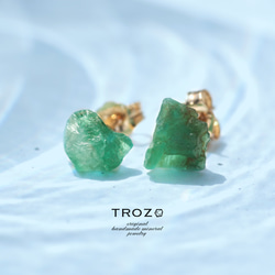 【073 Emerald Song Collection】 エメラルド 鉱物原石 14kgfピアス 天然石 アクセサリー 1枚目の画像