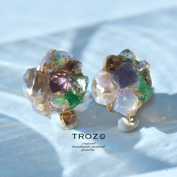 【097 Emerald Song Collection】 Integration Earring 鉱物原石ピアス 1枚目の画像