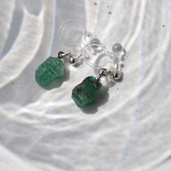 【100 Emerald Song Collection】 エメラルド 鉱物原石 樹脂 イヤリング 天然石 アクセサリー 3枚目の画像