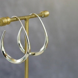 扭紋圈形耳環（銀色） 第3張的照片