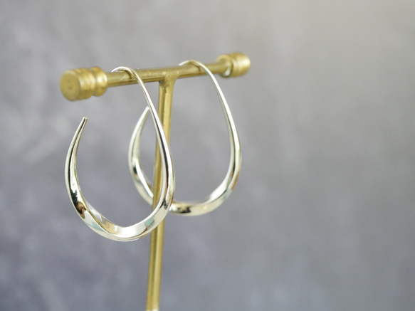 扭紋圈形耳環（銀色） 第5張的照片