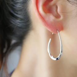 扭紋圈形耳環（銀色） 第2張的照片