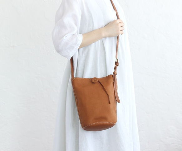 《数量限定＊訳あり》本牛革 斜め掛けショルダーバッグ ポシェット hana （キャメル） 1枚目の画像