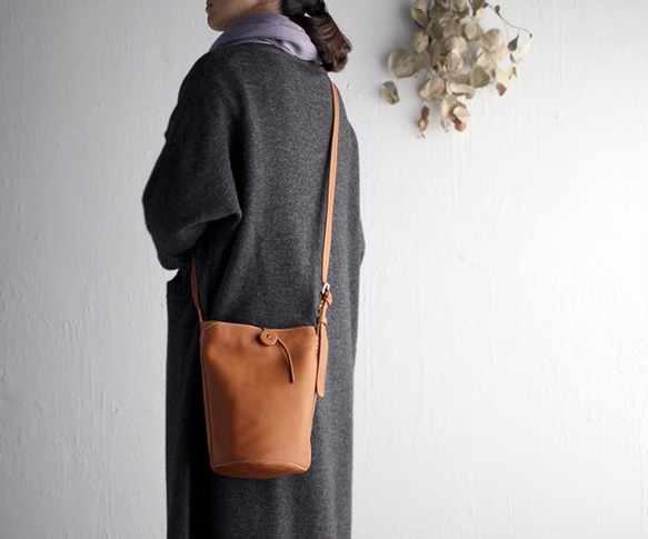 《数量限定＊訳あり》本牛革 斜め掛けショルダーバッグ ポシェット hana （キャメル） 2枚目の画像